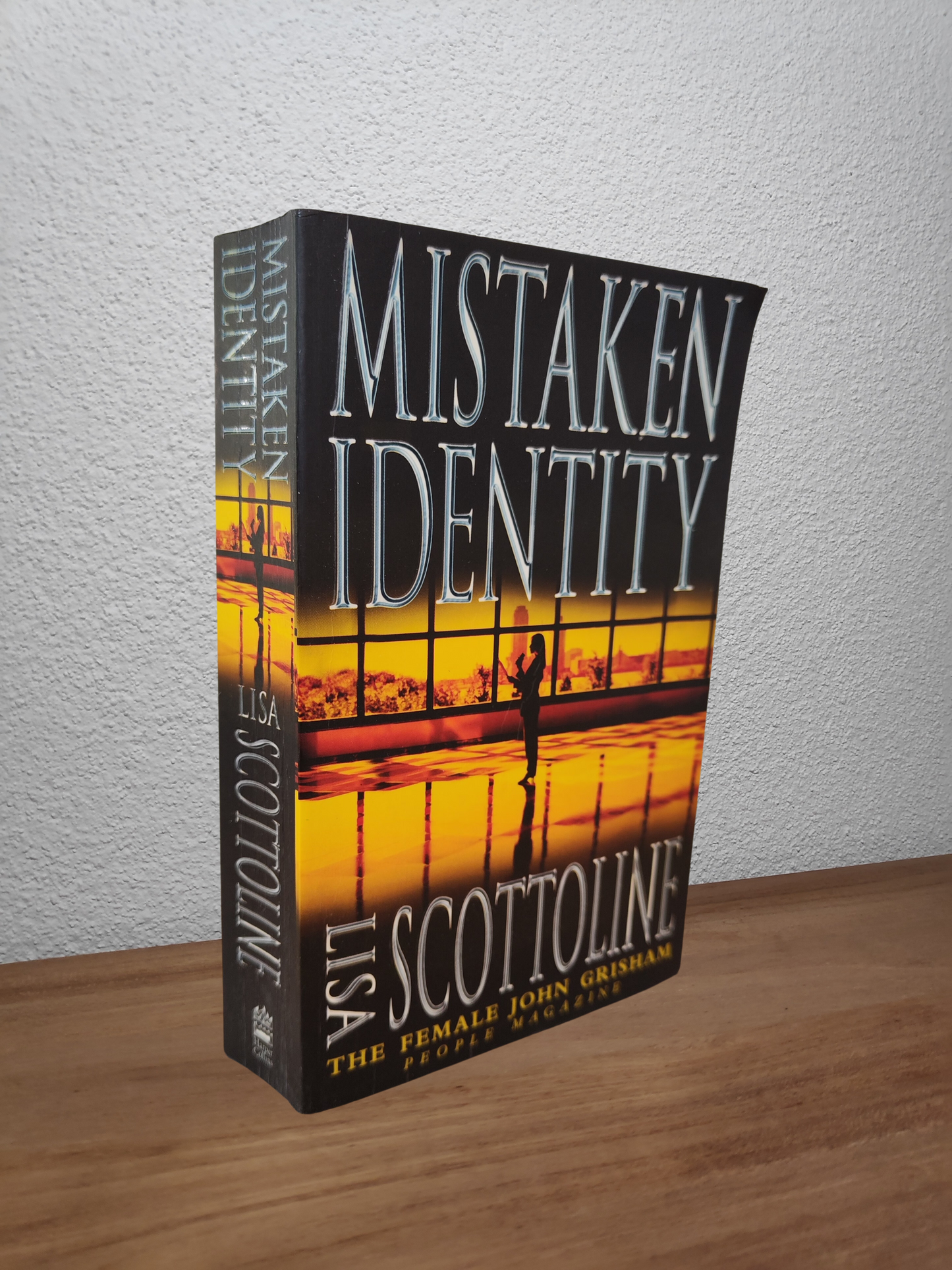 Lisa Scottoline - Mistaken Identity (Rosato and Associates #4)